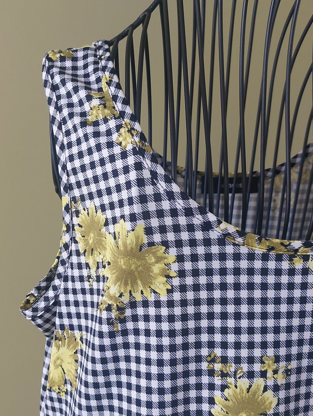 Mandee Black & White Sleevles Summer Dress with Lime Green Colir Flowers. Size L